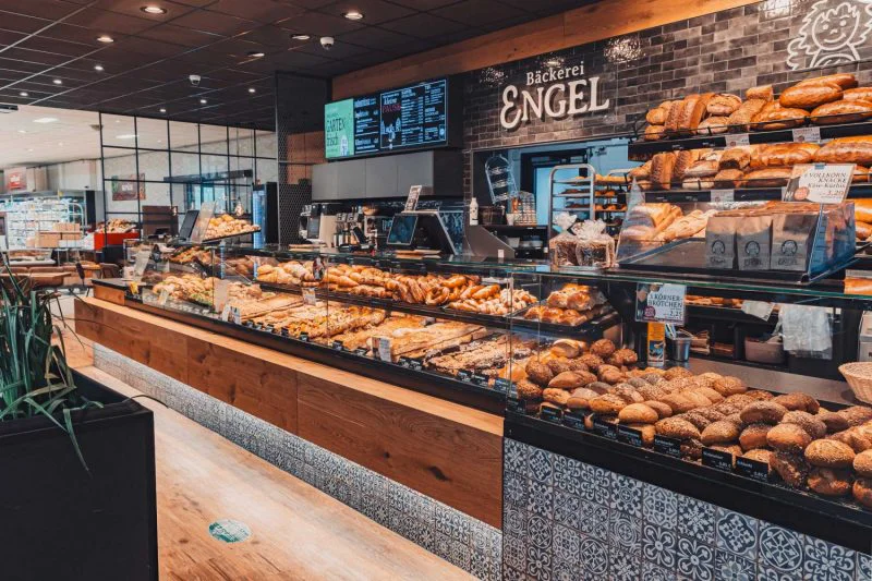 Bäckerei ENGEL, Theke mit Rückbuffet im Eingang