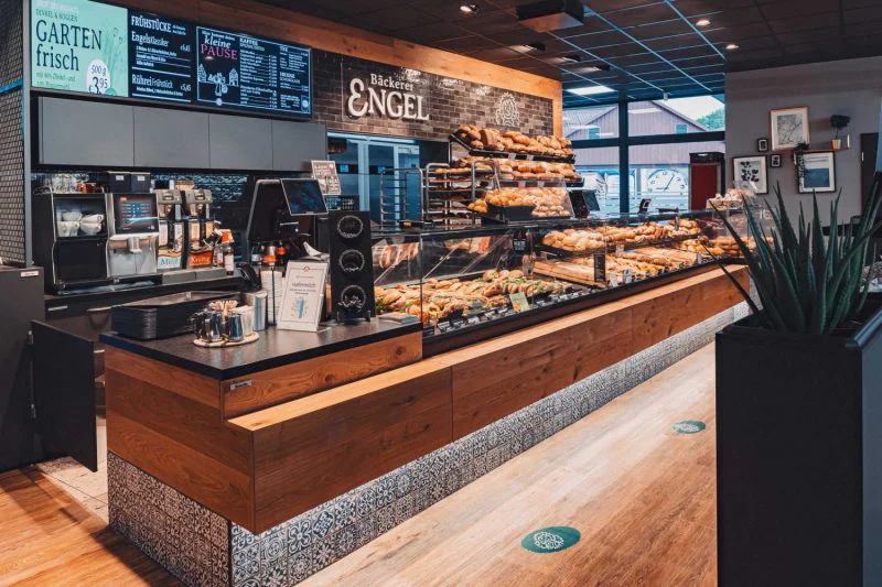 Bäckerei ENGEL, Theke mit Rückbuffet im Eingang