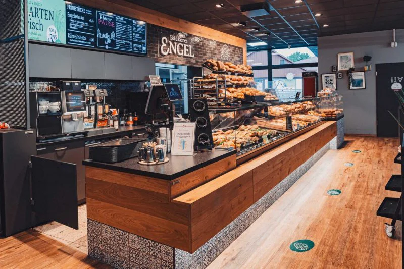 Bäckerei ENGEL, Theke mit Rückbuffet im Eingang